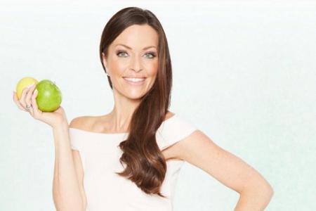 Kate Hall kennt sich in Sachen Beauty bestens aus. Ihren Körper hält sie mit Yoga und einer gesunden Ernährung fit Kate Hall kennt sich in Sachen Beauty bestens aus. Ihren Körper hält sie mit Yoga und einer gesunden Ernährung fit