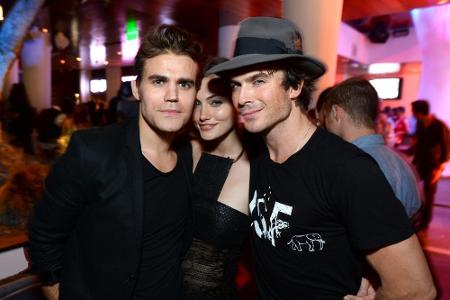 Paul Wesley (l.) und Ian Somerhalder (r.) hier mit Kollegin Phoebe Tonkin aus dem Paul Wesley (l.) und Ian Somerhalder (r.) hier mit Kollegin Phoebe Tonkin aus dem