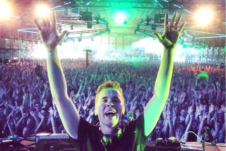 Felix Jaehn begeistert die Massen beim Parookaville Festival