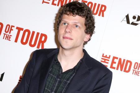 In verschiedenen Komödien hat Jesse Eisenberg Humor bewiesen. Bei der Comic Con ging der Versuch eines Scherzes jetzt total ... In verschiedenen Komödien hat Jesse Eisenberg Humor bewiesen. Bei der Comic Con ging der Versuch eines Scherzes jetzt total ...