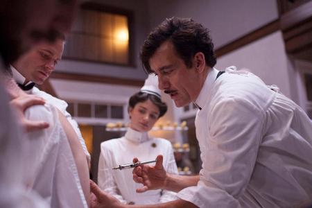 Clive Owen spielt den Chefarzt Dr. John Thackery in der US-Serie Clive Owen spielt den Chefarzt Dr. John Thackery in der US-Serie