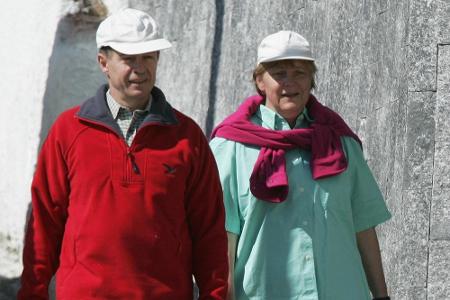 Im Urlaub kleidet sich Angela Merkel gerne leger: Hier ein Foto aus dem Jahr 2006 mit ihrem Ehemann Joachim Sauer Im Urlaub kleidet sich Angela Merkel gerne leger: Hier ein Foto aus dem Jahr 2006 mit ihrem Ehemann Joachim Sauer