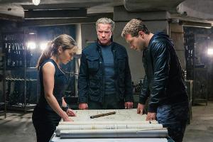 Wie erklären wir dem Zuschauer die Geschichte am Besten? Emilia Clarke, Arnold Schwarzenegger und Jai Courtney in "Terminato...
