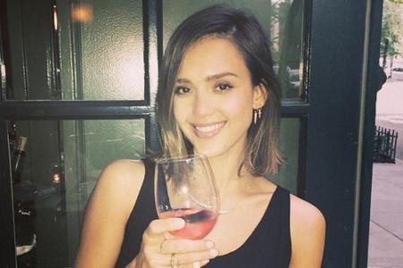 Jessica Alba gönnt sich einen leckeren Drink Jessica Alba gönnt sich einen leckeren Drink