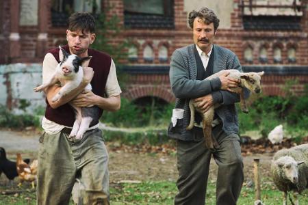 Gregor (Nikolaj Lie Kaas) und Elias (Mads Mikkelsen) haben es nicht nur mit Hühnern zu tun Gregor (Nikolaj Lie Kaas) und Elias (Mads Mikkelsen) haben es nicht nur mit Hühnern zu tun