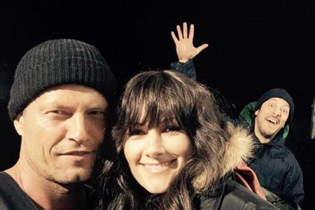 Atemlos in Hamburg: Til Schweiger und Helene Fischer - und im Hintergrund hüpft Fahri Yardim durchs Bild Atemlos in Hamburg: Til Schweiger und Helene Fischer - und im Hintergrund hüpft Fahri Yardim durchs Bild