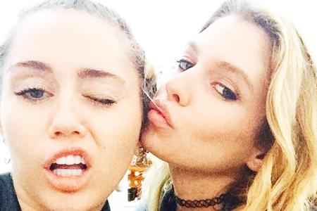 Dieses Bild mit Stella Maxwell postete Miley Cyrus (l.) auf Instagram Dieses Bild mit Stella Maxwell postete Miley Cyrus (l.) auf Instagram