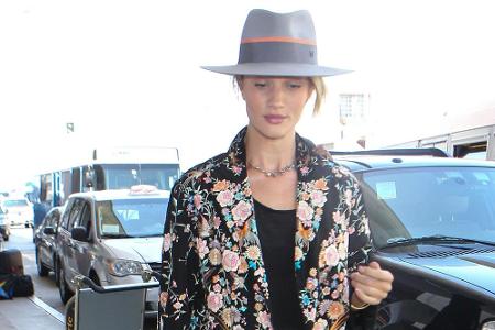 Rosie Huntington-Whiteley sieht auch noch nach einem langen Flug top aus - hier bei der Ankunft in Los Angeles Rosie Huntington-Whiteley sieht auch noch nach einem langen Flug top aus - hier bei der Ankunft in Los Angeles