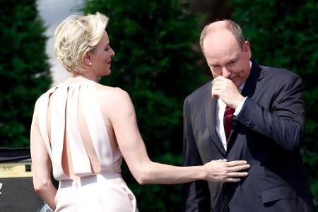 Sichtlich gerührt bedankt sich Albert für die Worte seiner Frau Charlène Sichtlich gerührt bedankt sich Albert für die Worte seiner Frau Charlène