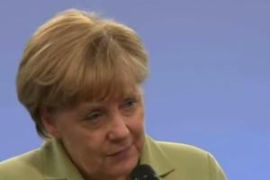 #merkelstreichelt: So reagiert das Netz auf Merkel und das Mädchen