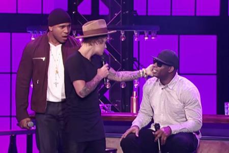 Gastgeber LL Cool J (l.) hat schon begriffen, was da passiert: Noch lacht Konkurrent Deion Sanders (r.) über die Berührung v...