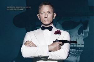 Das neue "Spectre"-Filmplakat zeigt Daniel Craig klassisch im weißen Tuxedo