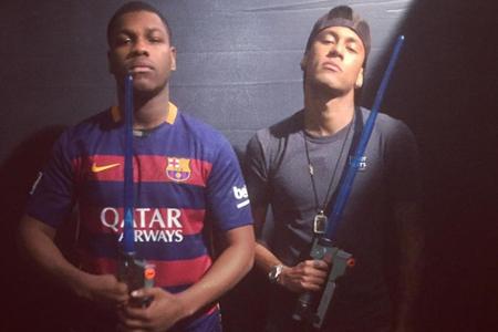 Boyega und Neymar posieren mit Lichtschwertern Boyega und Neymar posieren mit Lichtschwertern