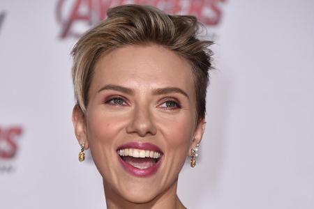 Scarlett Johansson (30) schlägt zwei Fliegen mit einer Klappe: Die Schauspielerin trägt ihren Kurzhaarschnitt momentan in Ko...