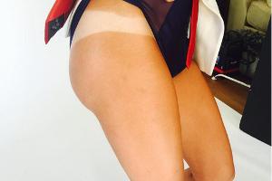 Kaley Cuoco-Sweetings gestreifter Hintern