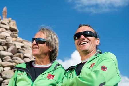 Das Bergführerduo Pauli und Thaddäus vor dem Dolomiten-Panorama
