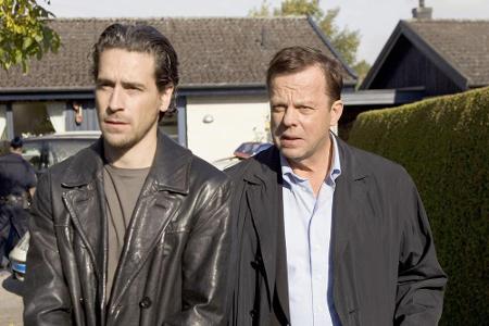 Kommissar Wallander (K. Henriksson) und sein Kollege Stefan Lindman (O. Rapace, li.) sind einem mutmaßlichen Mörder auf der ... Kommissar Wallander (K. Henriksson) und sein Kollege Stefan Lindman (O. Rapace, li.) sind einem mutmaßlichen Mörder auf der ...