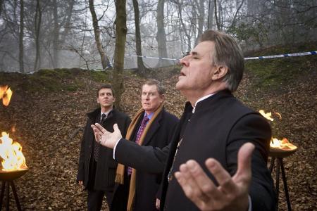 Inspector Barnaby - Die Untoten von Barton Woods: Prediger Cyrus LeVanu (r.) wirkt auf Inspector Barnaby (m.) verdächtig Inspector Barnaby - Die Untoten von Barton Woods: Prediger Cyrus LeVanu (r.) wirkt auf Inspector Barnaby (m.) verdächtig