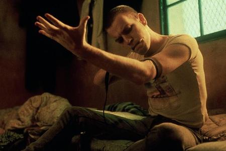 Ewan McGregor als Heroin-Junkie Mark Renton in 