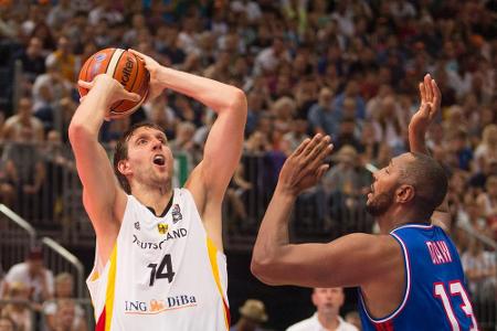 Dirk Nowitzki wirft beim Länderspiel gegen Frankreich Dirk Nowitzki wirft beim Länderspiel gegen Frankreich