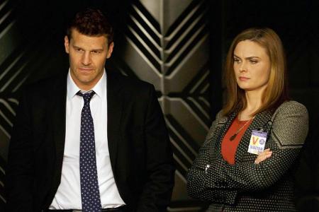 Booth (David Boreanaz) und Bones (Emily Deschanel) befragen einen Verdächtigen Booth (David Boreanaz) und Bones (Emily Deschanel) befragen einen Verdächtigen