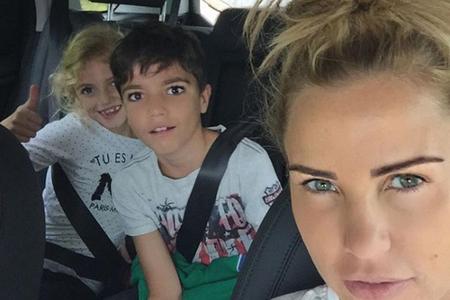 Katie Price im Auto mit ihren Kindern Princess Tiaamii Crystal Esther und Junior Savva Andreas Katie Price im Auto mit ihren Kindern Princess Tiaamii Crystal Esther und Junior Savva Andreas