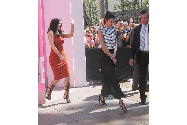 ...stellten die beiden Reality-TV-Küken in Los Angeles ihre erste Fashion-Linie für die britische Modekette Topshop vor. Dam...