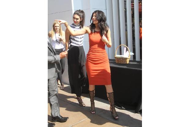 ...wurde. Kylie und Kendall Jenner scheinen mit der Situation aber gut umgehen zu können - beim Launch ihrer Topshop-Kollekt...