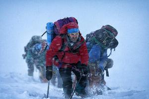 Rob Hall (Jason Clarke, M.) kämpft sich den Mount Everest hoch
