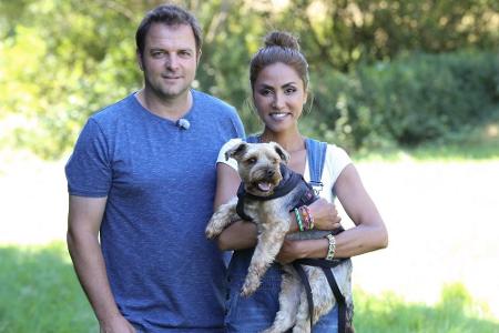 Sabrina Setlur und ihr Hund Kenzo nehmen die Hilfe von Sabrina Setlur und ihr Hund Kenzo nehmen die Hilfe von