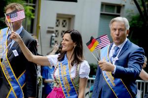 Klaus Wowereit an der Spitze der Steuben Parade