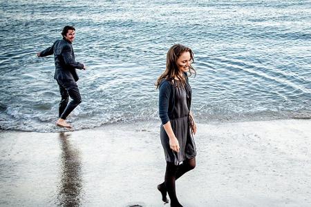 Rick (Christian Bale) stößt bei seiner Suche nach der wahren Liebe auf die verheiratete Elizabeth (Natalie Portman) Rick (Christian Bale) stößt bei seiner Suche nach der wahren Liebe auf die verheiratete Elizabeth (Natalie Portman)
