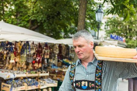 Ein Bauer mit selbstgemachtem Käse auf einem lokalen Markt