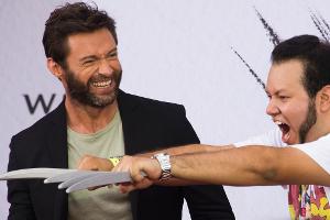 Hugh Jackman (li.) mit einem Fan bei der jüngsten "Wolverine"-Premiere