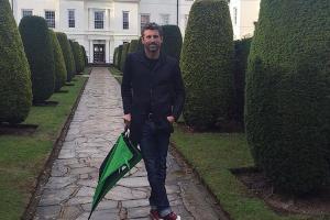 Patrick Dempsey scheint für die Dreharbeiten zu "Bridget Jones's Baby" einen Regenschirm zu benötigen