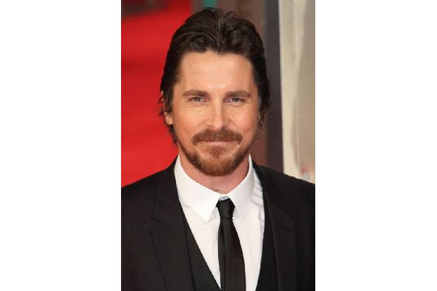 ...frische Luft statt Fett und Proteine setzt Christian Bale. Der 40-Jährige schnürt bei mieser Katerstimmung einfach die La...