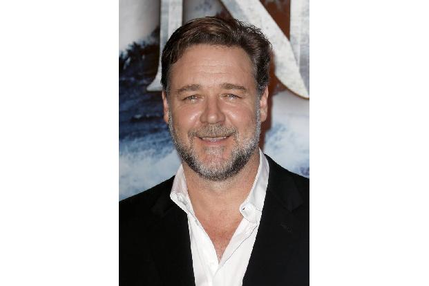 ...Russell Crowe auf Lager. Seiner Theorie nach bekommt man nur von bestimmten Getränken Kopfschmerzen. Er trinkt lieber den...