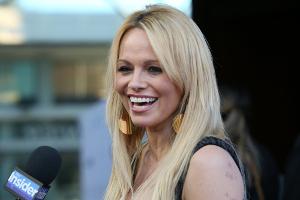 Pamela Anderson entwirft vegane Schuhe und Taschen