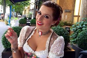 Verena Kerth: "Jede Frau sieht im Dirndl bezaubernd aus"
