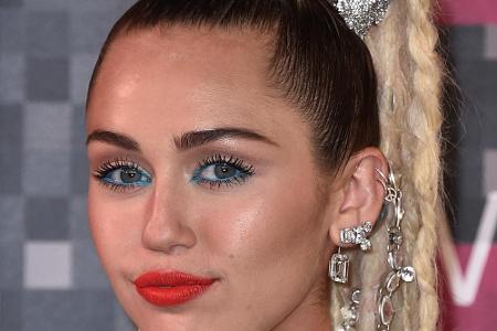 Bei speckig glänzender Stirn und Wangen, wie bei Miley Cyrus, hilft Puder zum Abdecken Bei speckig glänzender Stirn und Wangen, wie bei Miley Cyrus, hilft Puder zum Abdecken