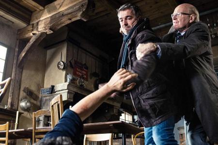 Beim Verhör eines Verdächtigen, der auf der Abschussliste des Rächers steht, rastet Reto Flückiger (Stefan Gubser) aus und k... Beim Verhör eines Verdächtigen, der auf der Abschussliste des Rächers steht, rastet Reto Flückiger (Stefan Gubser) aus und k...