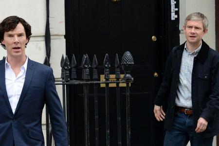 Benedict Cumberbatch (l.) und Martin Freeman am Set von Benedict Cumberbatch (l.) und Martin Freeman am Set von