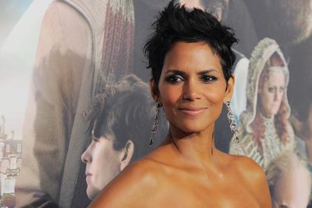 Yes, she can: Halle Berry lässt Busenkritiker abblitzen Yes, she can: Halle Berry lässt Busenkritiker abblitzen