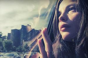 Liv Tyler präsentiert ihren Verlobungsring
