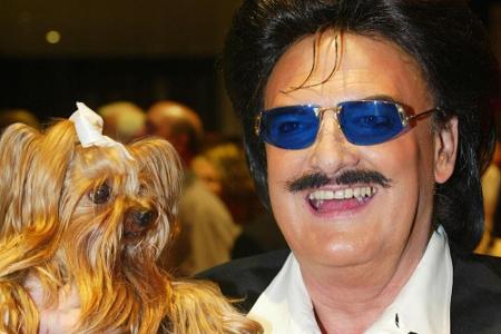 Rudolph Moshammer, wie man ihn zu Lebzeiten kannte: Mit Lächeln im Gesicht und Daisy auf dem Arm Rudolph Moshammer, wie man ihn zu Lebzeiten kannte: Mit Lächeln im Gesicht und Daisy auf dem Arm