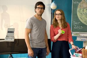 Die zwei Gesichter der Bildungsreform. Haudrauf-Lehrer Zeki Müller (Elyas M'Barek) und Superpädagogin Lisi Schnabelstedt (Ka...