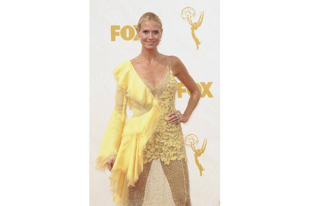 ...das kanariengelbe Kleid nicht so richtig ausfüllen konnte, sei aufgrund der vermutlich übersichtlichen Nahrungsaufnahme z...