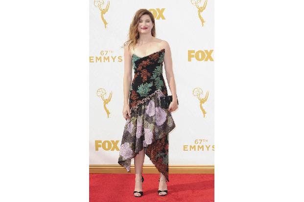 ...das Trägerkleid aus dem Hause Vivienne Westwood durchaus apart und nett. Allerdings wäre es auf einer Gartenparty eher ei...