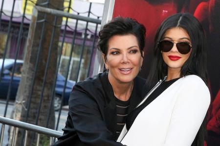 Kylie Jenner (r.) weckt bei Mutter Kris offenbar immer noch den Beschützerinstinkt Kylie Jenner (r.) weckt bei Mutter Kris offenbar immer noch den Beschützerinstinkt