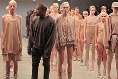 Mit diesem Foto gratulierte Kim Kardashian ihrem Ehemann Kanye West zu seiner Show auf Instagram: Der Rapper inmitten seiner... Mit diesem Foto gratulierte Kim Kardashian ihrem Ehemann Kanye West zu seiner Show auf Instagram: Der Rapper inmitten seiner...